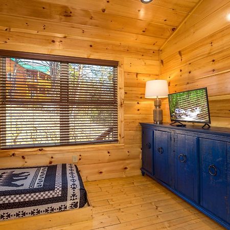 Mountain Haven: Dual Hot Tubs & Entertainment Hub Apartment Pigeon Forge Exterior photo