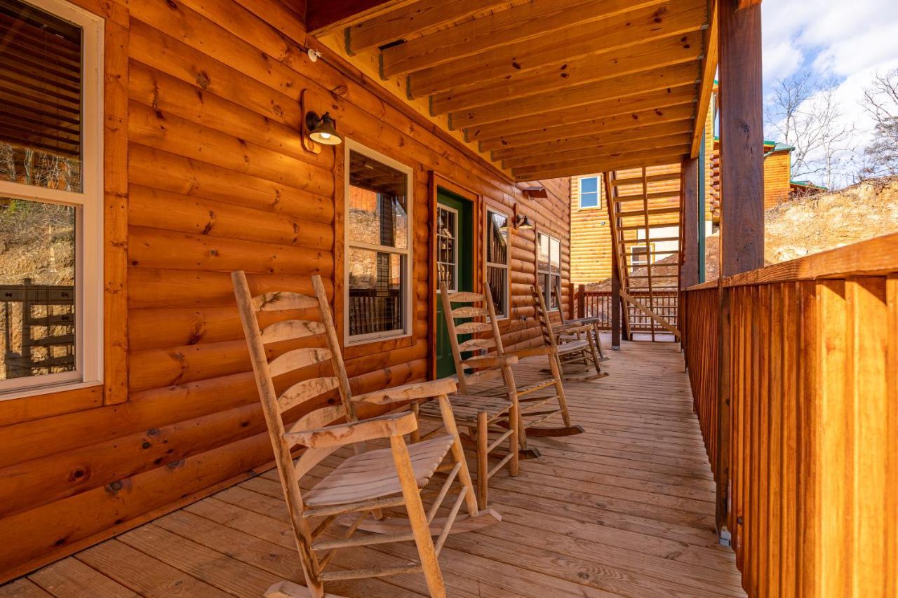 Mountain Haven: Dual Hot Tubs & Entertainment Hub Apartment Pigeon Forge Exterior photo