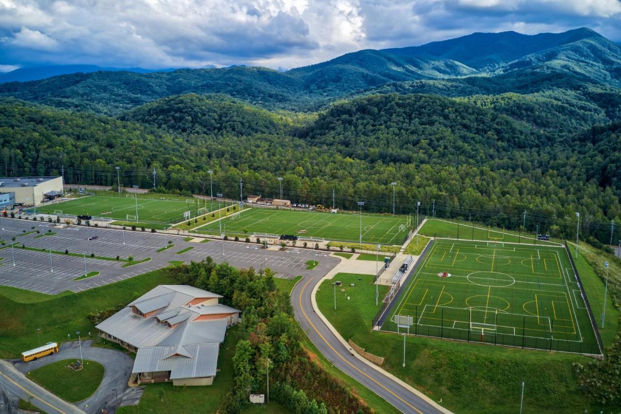 Mountain Haven: Dual Hot Tubs & Entertainment Hub Apartment Pigeon Forge Exterior photo