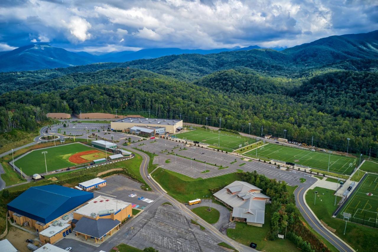 Mountain Haven: Dual Hot Tubs & Entertainment Hub Apartment Pigeon Forge Exterior photo
