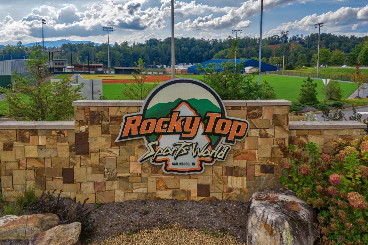 Mountain Haven: Dual Hot Tubs & Entertainment Hub Apartment Pigeon Forge Exterior photo